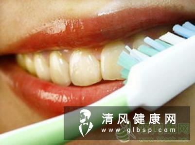 牙龈出血是什么引起的呢？